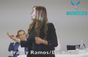MedicalWebApps patrocinador en el evento Vencedoras Colombia con la conferencista en estrategias de felicidad Francy Ramos