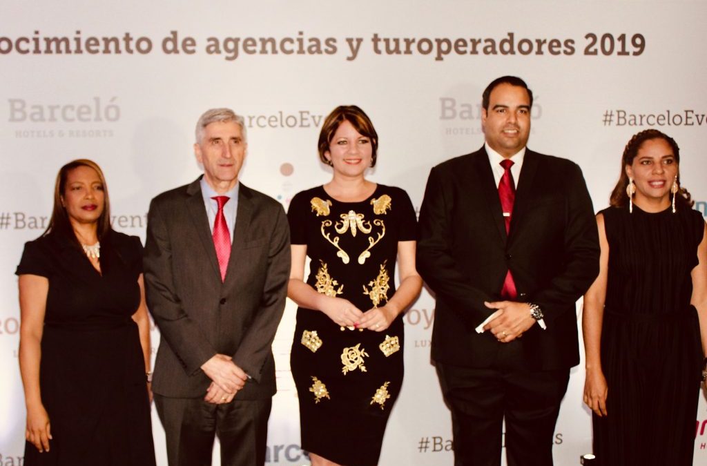 Barceló reconoce a sus colaboradores locales en El Embajador